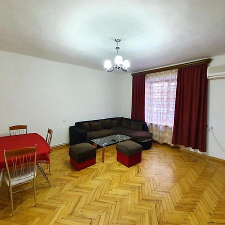 Cozy Apartment Near Opera House Єреван Екстер'єр фото